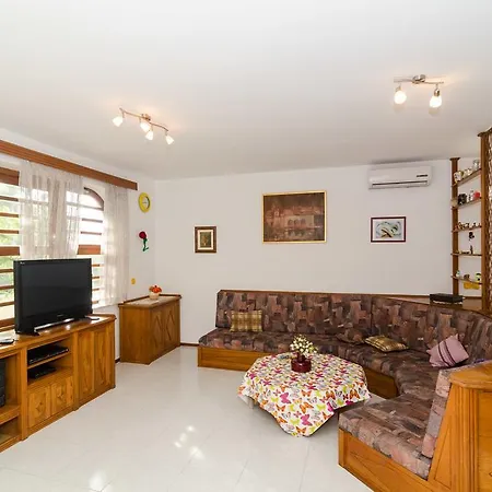 Apartment Nives *
